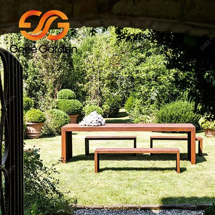 Mobiliari urbà d'acer desgastat