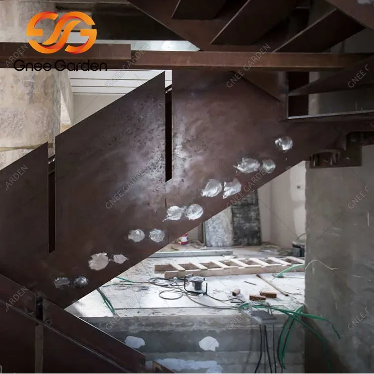 Escala d'acer Corten i revestiment de paret