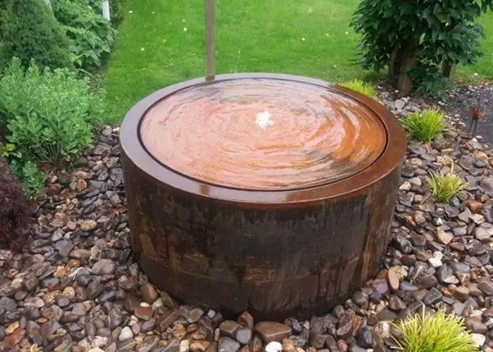 Característica d'aigua d'acer rovellat