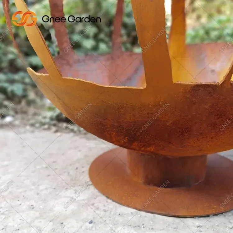 Esfera de foc d'acer de corten elegant amb motius de cérvols